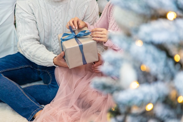 Menschen mit Weihnachtsgeschenken in der Hand. selektiver Fokus. glücklich.