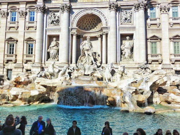 Menschen nach dem Trevi-Brunnen