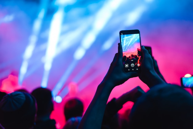 Menschen nutzen Smartphones Video bei Musikkonzert aufnehmen