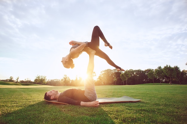 Menschen praktizieren Acro-Yoga im Freien gesunder Lebensstil