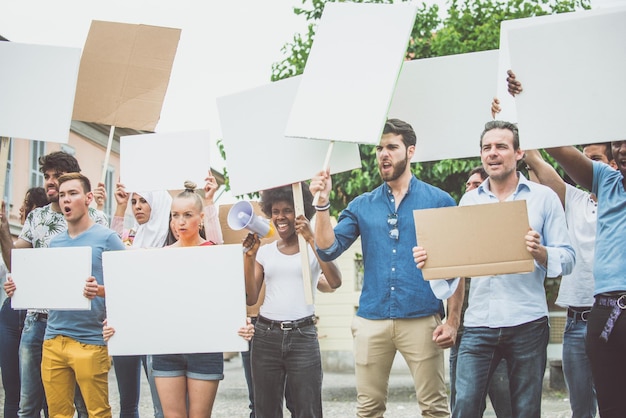 Foto menschen protestieren, während sie auf dem land stehen