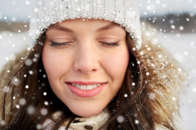 menschen, saison und freizeitkonzept - glückliche frau im winter im freien