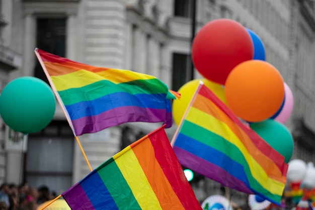 Menschen schwenken bei einer Pride-Veranstaltung LGBTQ-Gay-Pride-Regenbogenfahnen