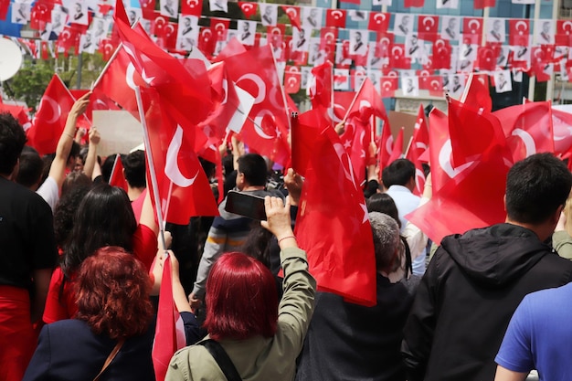 Menschen schwenken türkische Flagge bei Wahlkundgebung in der Türkei