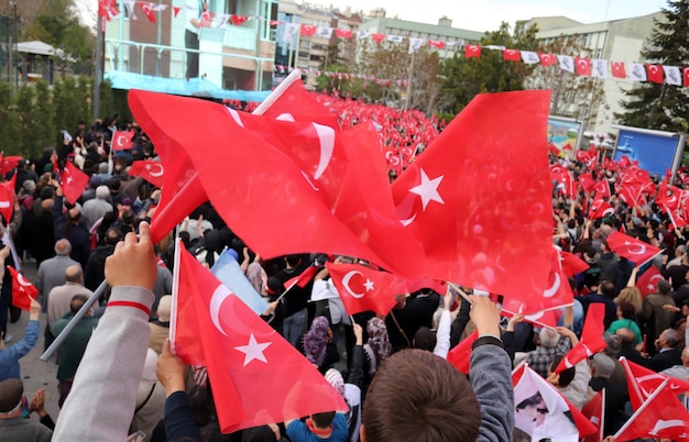 Menschen schwenken türkische Flagge bei Wahlkundgebung in der Türkei