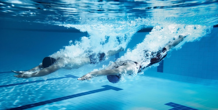 Foto menschen schwimmen im pool