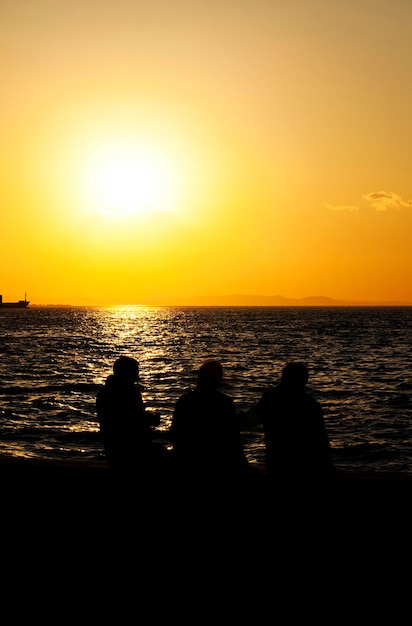 Menschen Silhouette und das Meer im Sonnenuntergang im Nachmittagslicht
