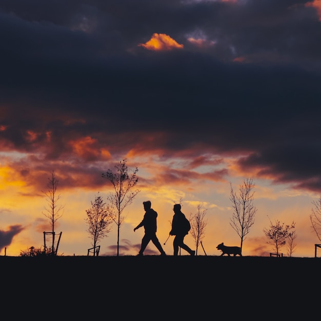 Menschen Silhouette und Sonnenuntergang im Berg