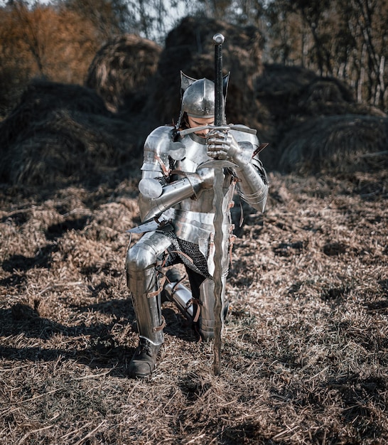 Menschen sitzen auf dem Feld