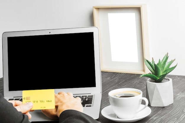 Menschen sitzen auf einer Arbeit mit einem Laptop-Computer für einen Holztisch auf der Tafeloberfläche