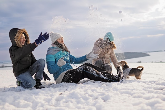 Foto menschen sitzen auf schneebedecktem land