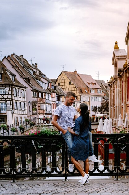 Foto menschen sitzen auf stühlen gegen gebäude