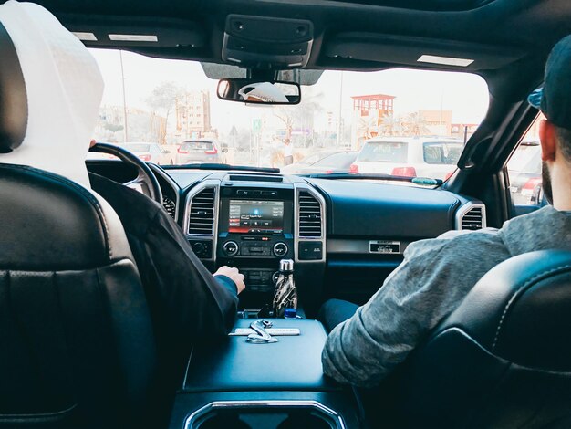 Foto menschen sitzen im auto