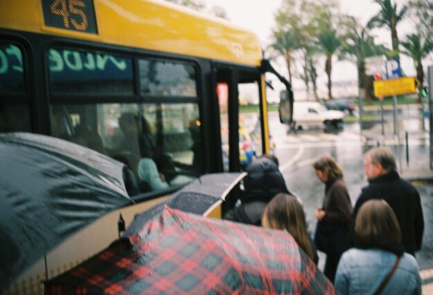 Foto menschen sitzen im bus