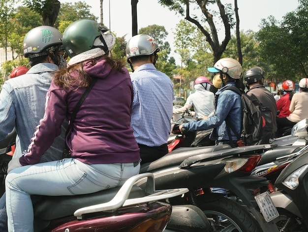 Foto menschen sitzen im verkehr auf einem fahrzeug