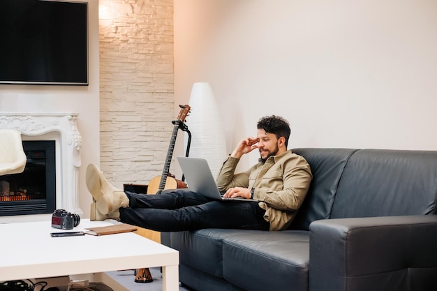 Menschen sitzen zu Hause auf dem Sofa