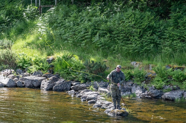 Foto menschen stehen am fluss im wald