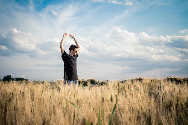 Menschen stehen auf einem grasbewachsenen Feld