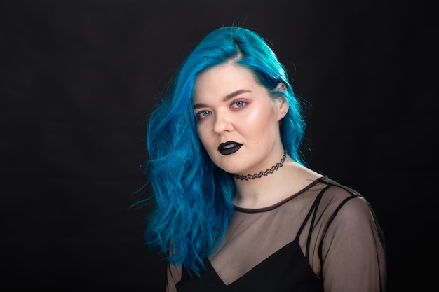 Menschen, Stil und Modekonzept - Nahaufnahmeporträt der jungen Frau mit blauen langen Haaren
