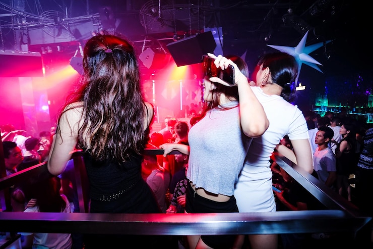Foto menschen tanzen bei einem musikkonzert in der nacht