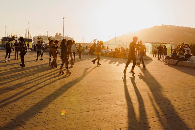 Menschen tanzen beim Sonnenuntergang