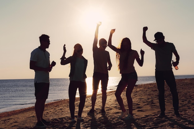 Menschen tanzen im Sommer