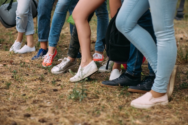 Foto menschen tourismus schuhe werbekonzept. reiseglück und wanderausrüstung.