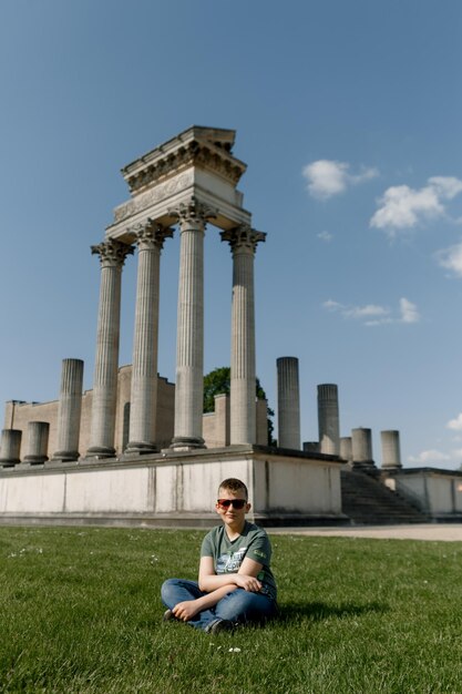 Menschen, Touristen, glückliche Ruinen römischer Architektursäulen