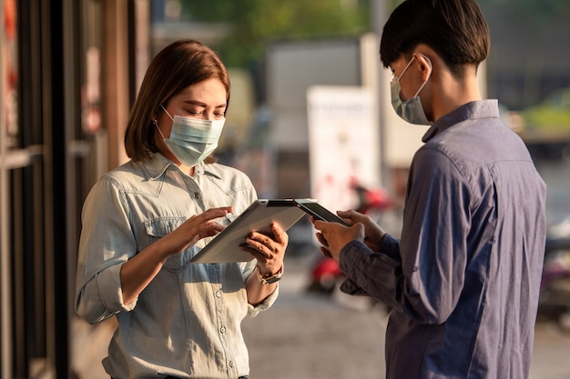 Menschen tragen Gesichtsmasken und sprechen, schützen das Covid19-Coronavirus