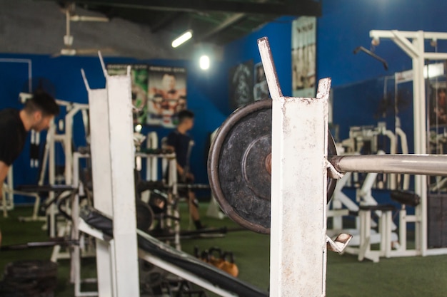 Menschen trainieren im Fitnessstudio.