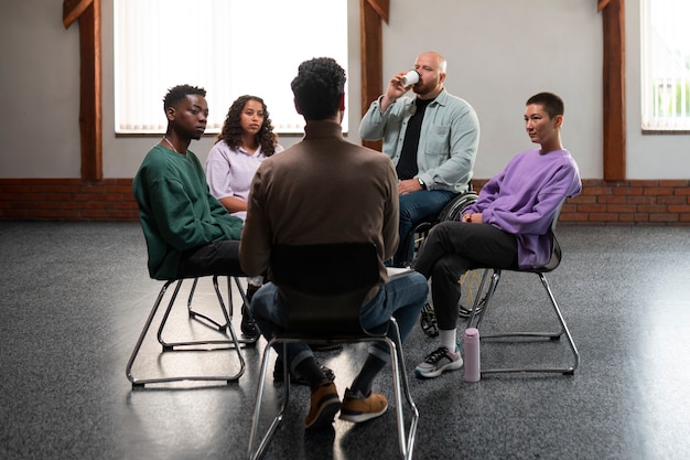 Foto menschen treffen sich in einer selbsthilfegruppe