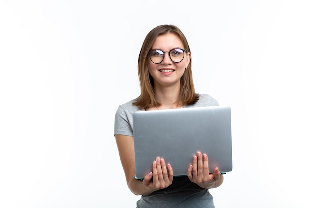 Menschen und Bildungskonzept. Attraktive Studentin, die einen Laptop hält