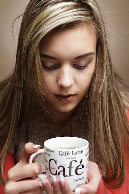 Menschen und Food-Konzept Junge hübsche Frau, die Kaffee trinkt