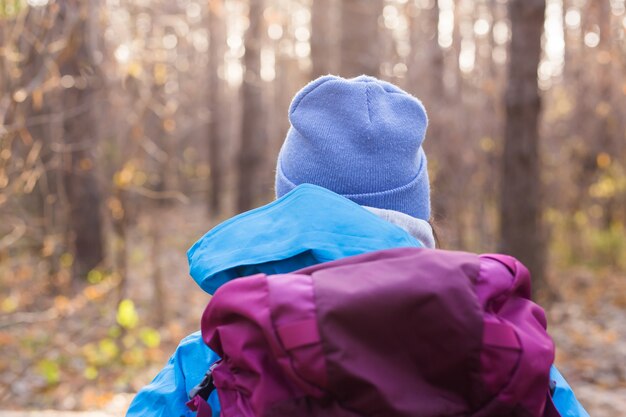 Menschen und Naturkonzept reisende Frau, die im Wald geht