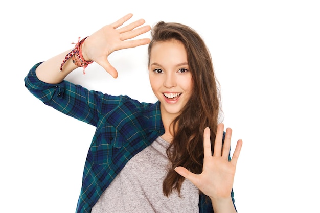 Menschen und Teenager-Konzept - glücklich lächelnde hübsche Teenagerin, die Hände zeigt