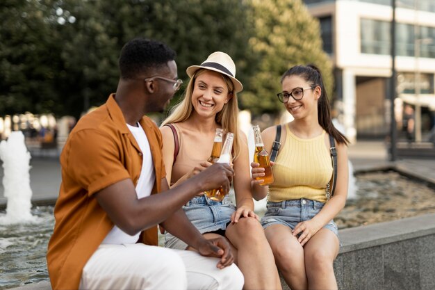 Menschen verbringen im Sommer Zeit zusammen draußen