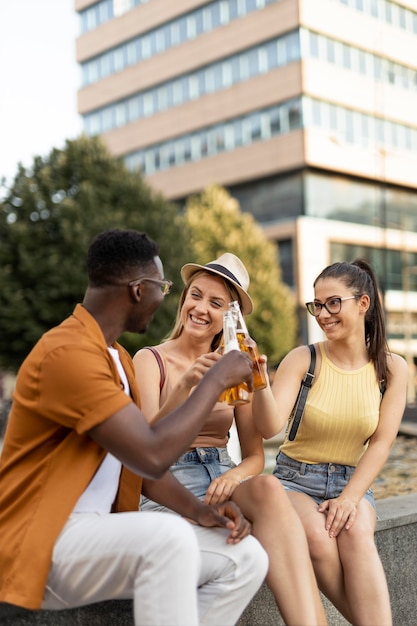 Menschen verbringen im Sommer Zeit zusammen draußen