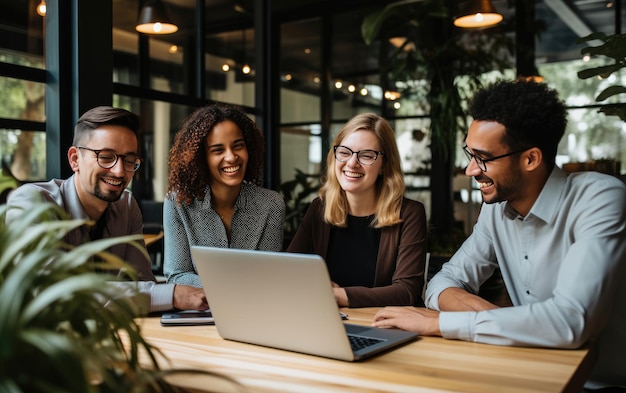 Menschen versammelten sich zu einem Meeting oder einer Zusammenarbeit um einen Laptop