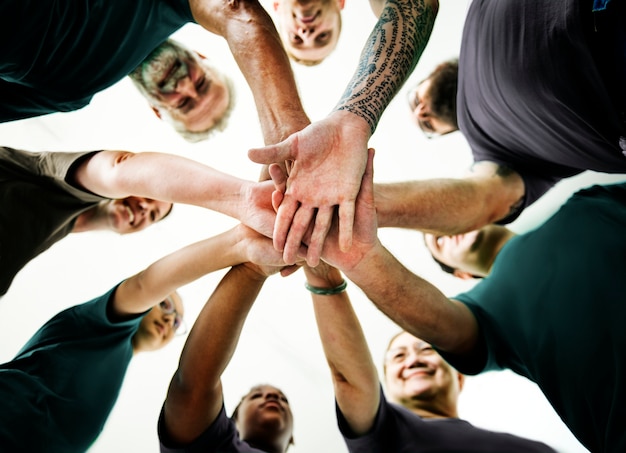 Foto menschen verschiedener altersgruppen und nationalitäten haben spaß zusammen