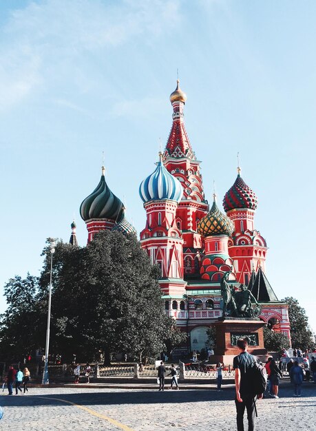 Foto menschen vor der st. basil-kathedrale gegen den himmel