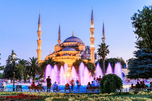 Menschen vor der Sultan-Ahmed-Moschee in der Dämmerung
