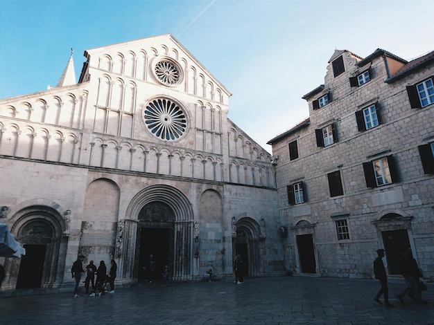 Menschen vor der Zadar-Kathedrale in der Stadt