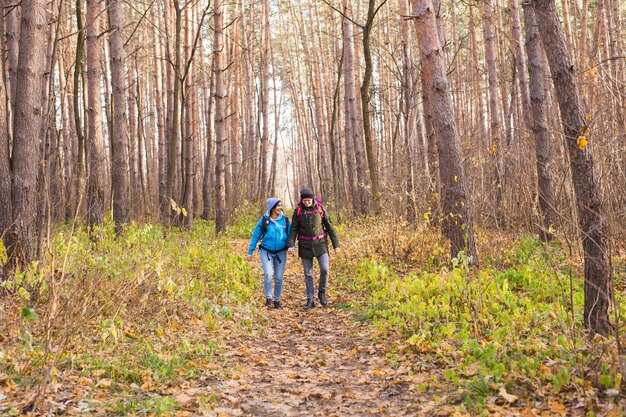 Menschen-, Wander-, Tourismus- und Naturkonzept - Paartouristenwandern im Herbstwald