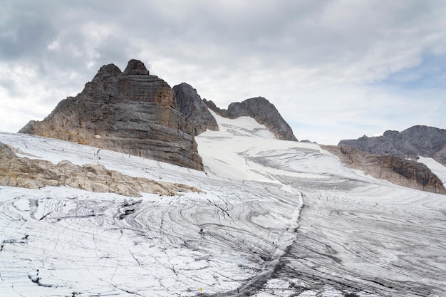 Menschen wandern am Dachsteingletscher in der Nähe der Hunerkogelstation Österreichische Alpen