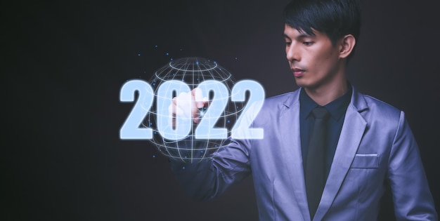 Menschen zeigen auf Zahlen, Hologramme, Jahr 2022