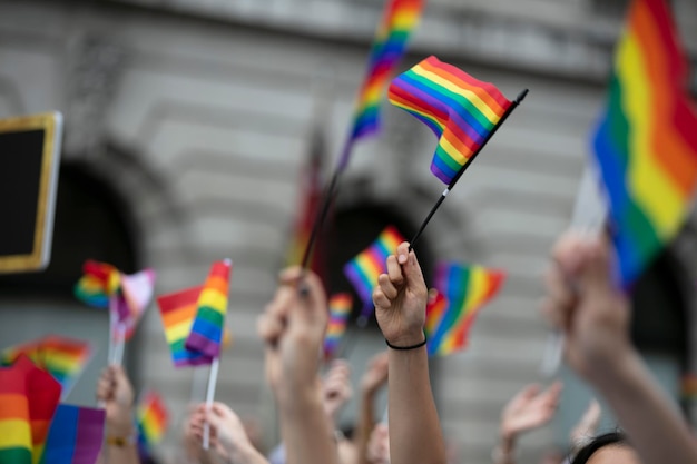 Menschenmassen schwenken bei einem Solidaritätsmarsch Gay-Pride-Flaggen