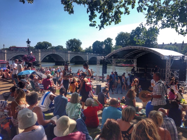 Foto menschenmenge auf einem musikfestival gegen den himmel