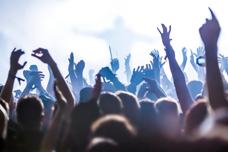 Foto menschenmenge bei einem musikkonzert in der halle