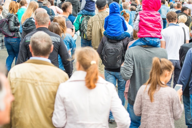 Menschenmenge, die auf der Stadtstraße geht