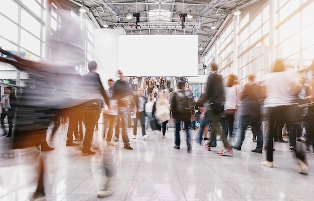 Foto menschenmenge, die auf einer messe in eine etage stürmt, einschließlich banner mit kopierraum. ideal für webseiten und zeitschriftenlayouts